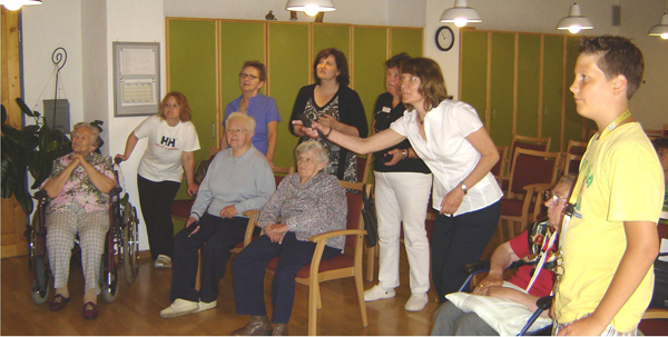 Alte Menschen beim virtuellen 